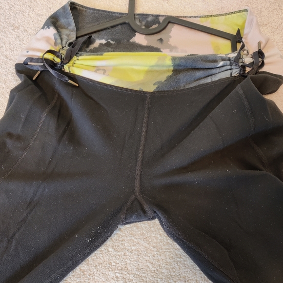 Lululemon classic crop, size 6 - Picture 3 of 5